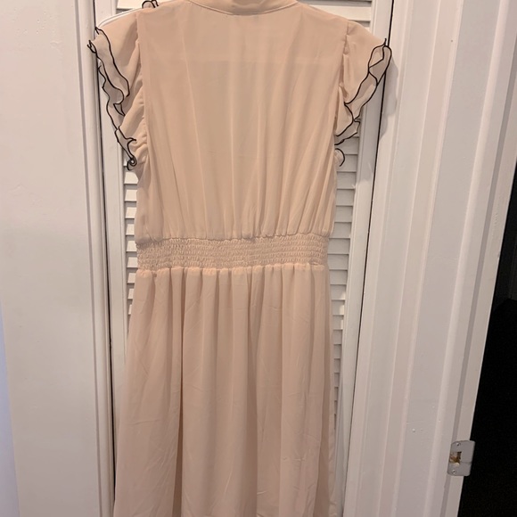 Cute ruffled dress - Picture 5 of 5